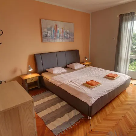 Lena Apartmán *