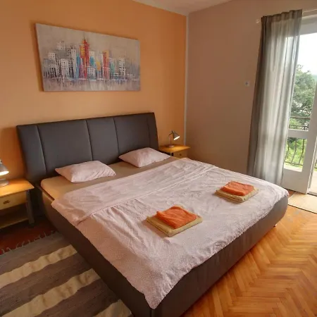 Lena Apartman